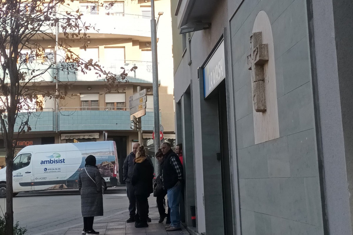 Activistes de la PAH i del Grup de Suport Mutu de Manlleu congregats davant de l'immoble del carrer Cavalleria per donar suport a la família afectada