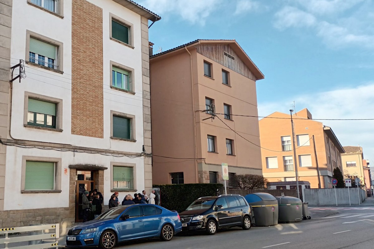 Una quinzena d'activistes de la PAH s'han concentrat a l'entrada de l'immoble on viu la família afectada