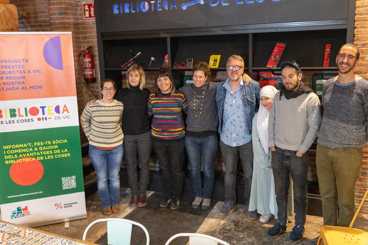 Representants de les entitats impulsores de la Biblioteca de les Coses de Vic, a la presentació del projecte. Al fons, la Biblioteca de les Eines