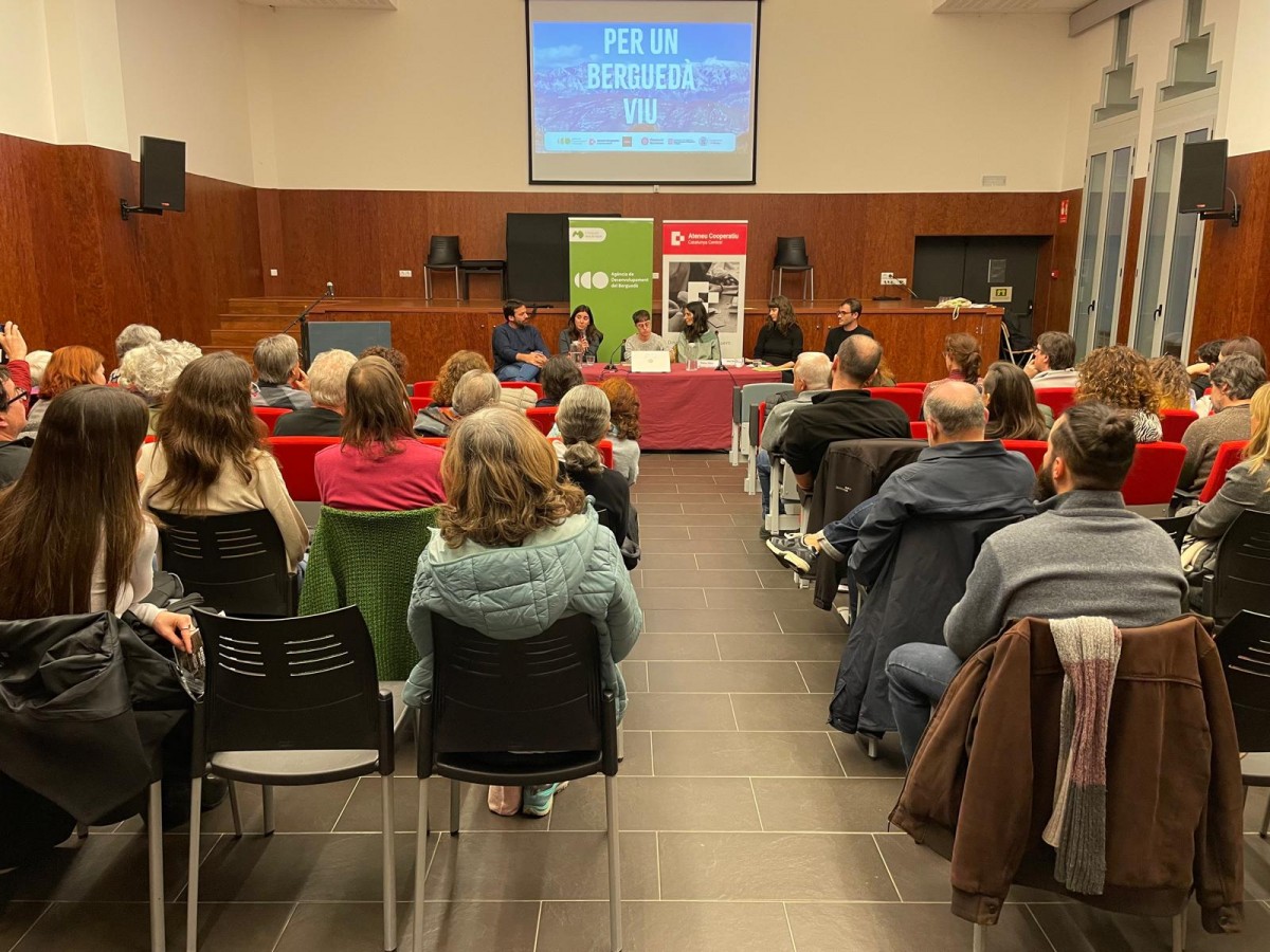 Taula rodona amb Isaac Peraire i Mariona Font de Cuidem Lluçanès, la moderadora Carla Escarrà, l'activista rural Vanesa Freixa, Anna Borràs de Cal Blanxart i Gerard Quer de Ramaders de Muntanya