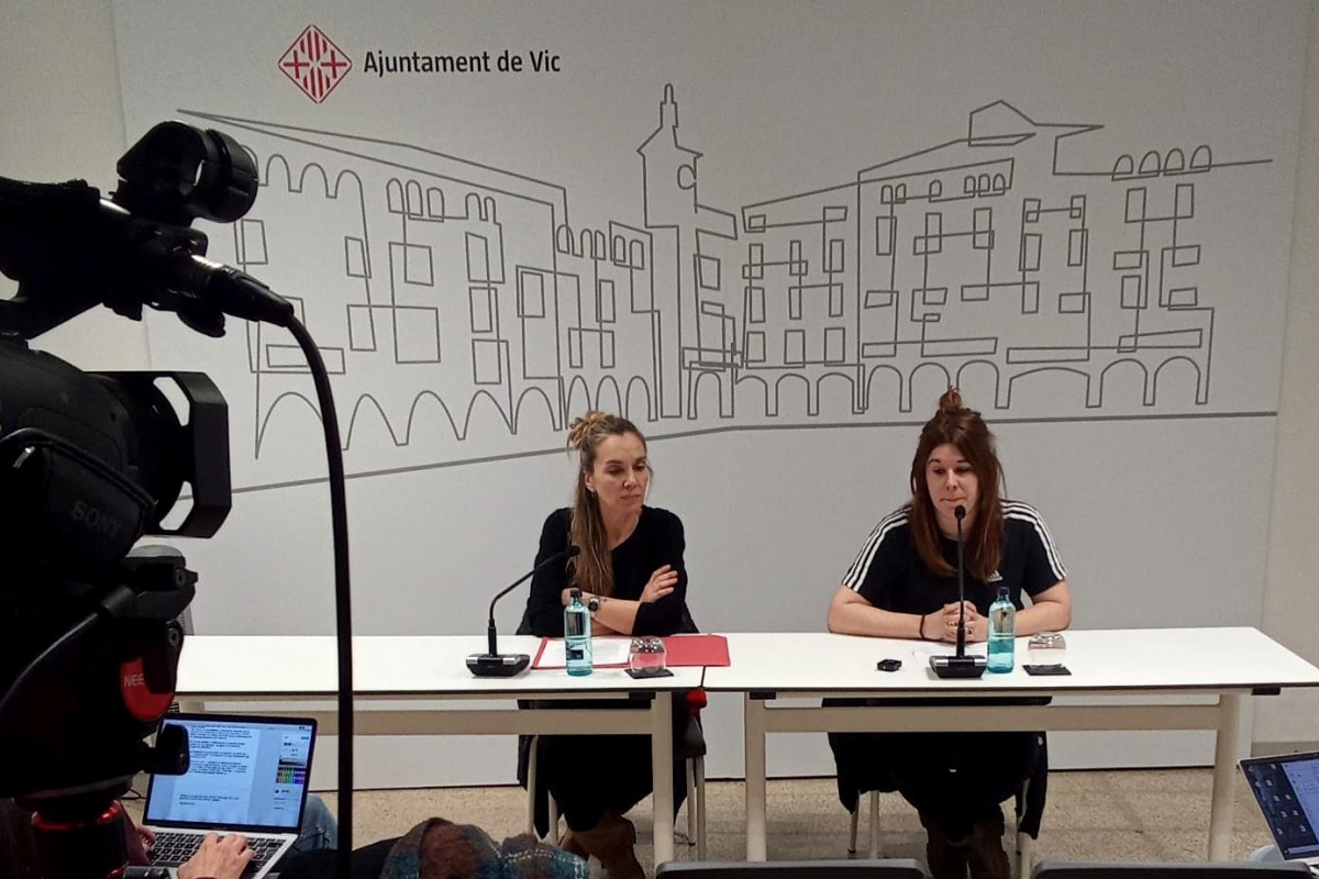 Susanna Vives i Carla Dinarès, anunciant la presentació de la querella contra Josep Anglada