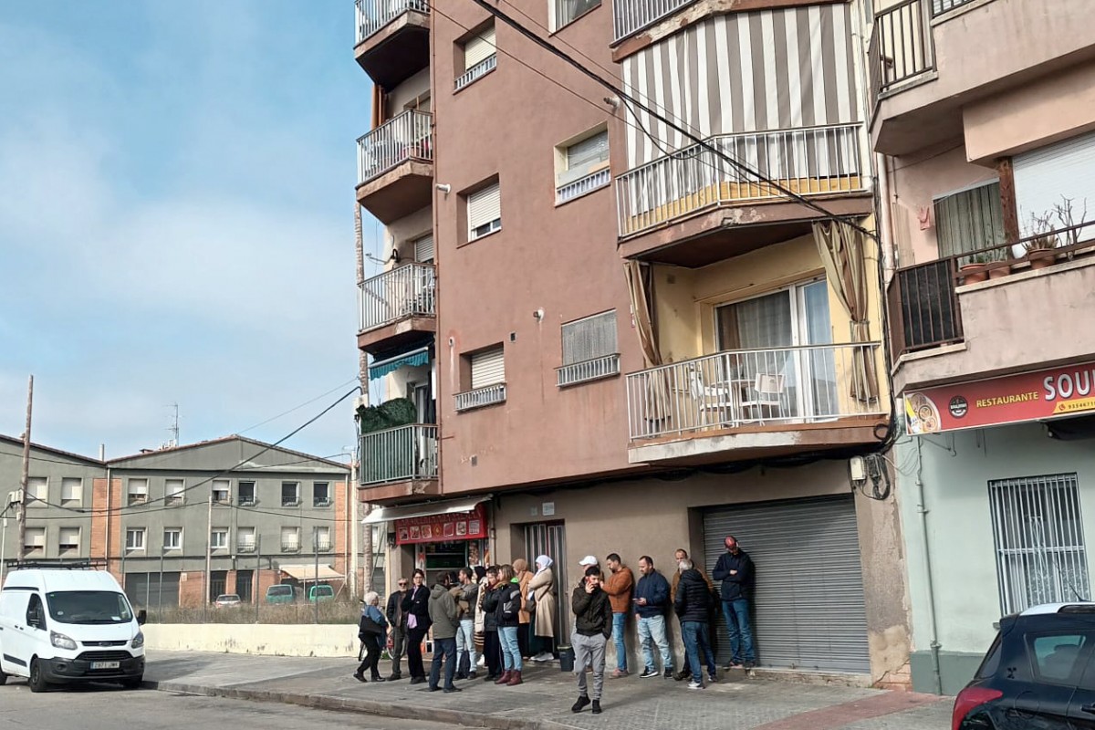 Activistes convocats pel Grup de Suport Mutu de Manlleu al davant de l'immoble on es volia fer el desallotjament