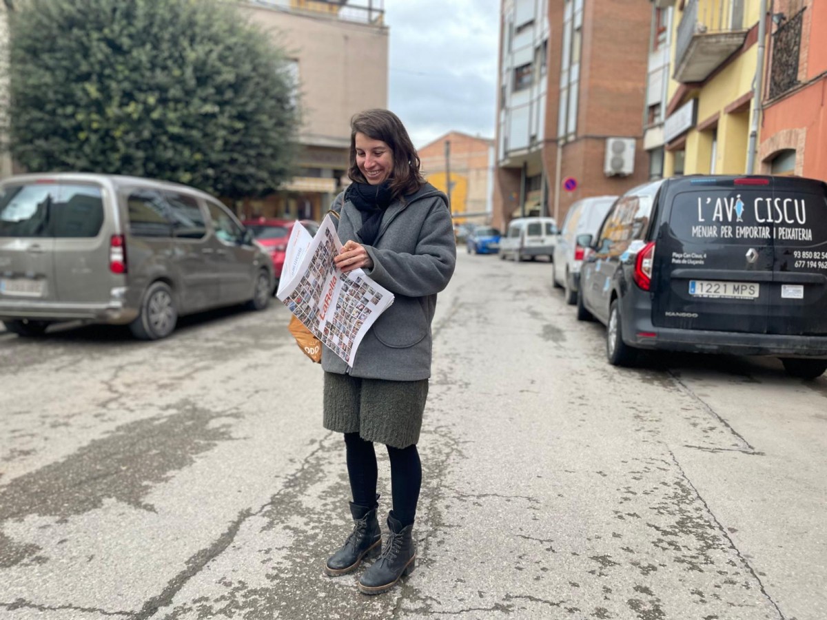 Una lectora llegint el número especial dels 25 anys de La Rella 