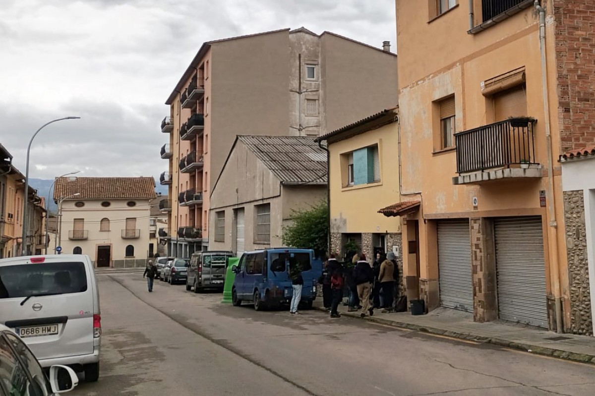 Activistes del Grup de Suport Mutu de Manlleu i de la PAH Osona, concentrats davant del domicili on s'havia de fer el desallotjament