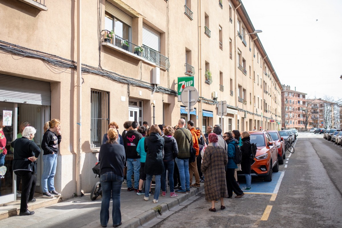 La comitiva judicial negociant amb els activistes pel dret a l'habitatge l'ajornament del desnonament