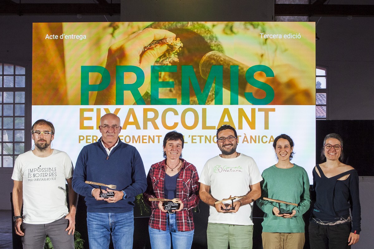 Els guanyadors de la 3a edició dels Premis Eixarcolant, acompanyats de la presidenta del Col·lectiu Eixarcolant, Paula Llauradó, a la dreta, i el president sortint, Marc Talavera, a l'esquerra
