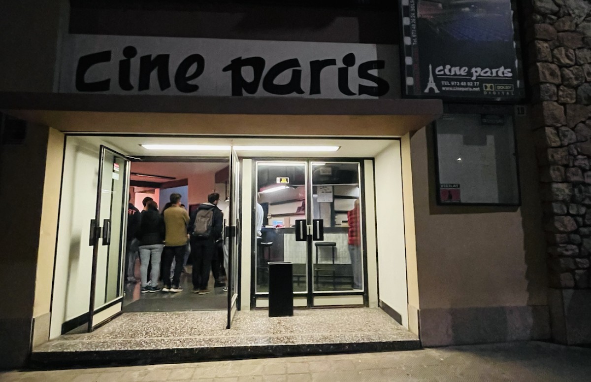 Entrada del cinema en una de les formacions a persones voluntàries.