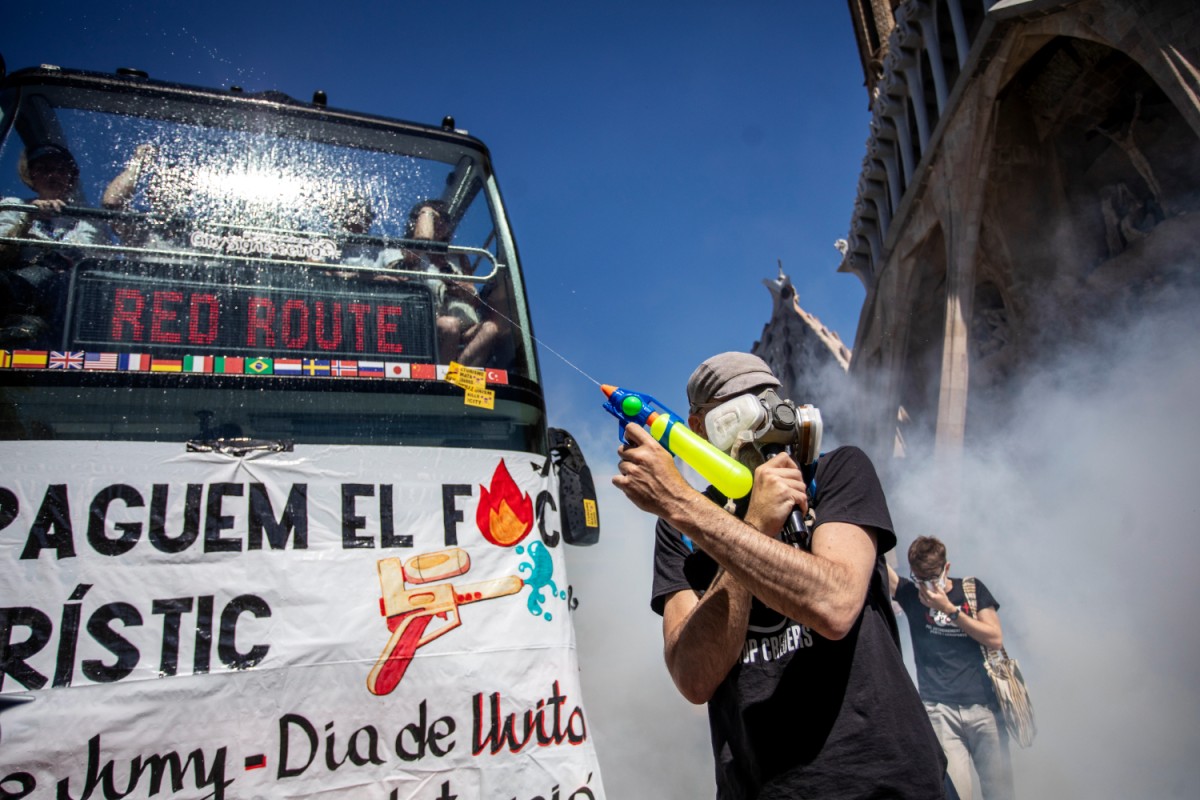 Moment de l'acció simbòlica contra el bus turístic.