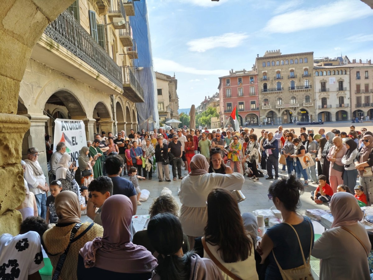 Concentració per Palestina a la Plaça Major de Vic.