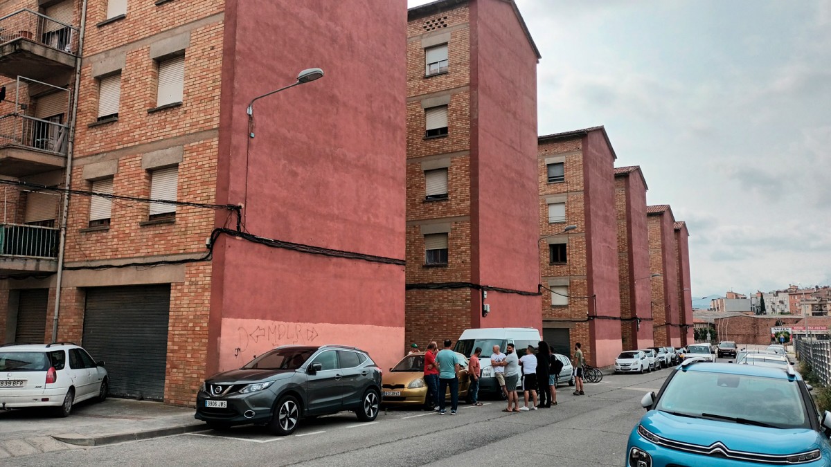 Activistes i veïnes concentrats davant del domicili on s'havia de fer el desnonament aquest matí