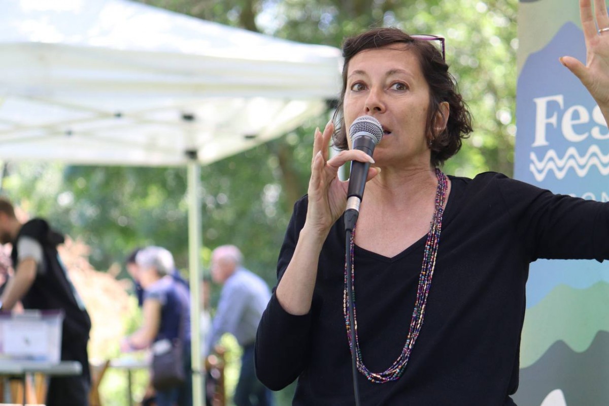 Simona Levi durant una de les seves intervencions.