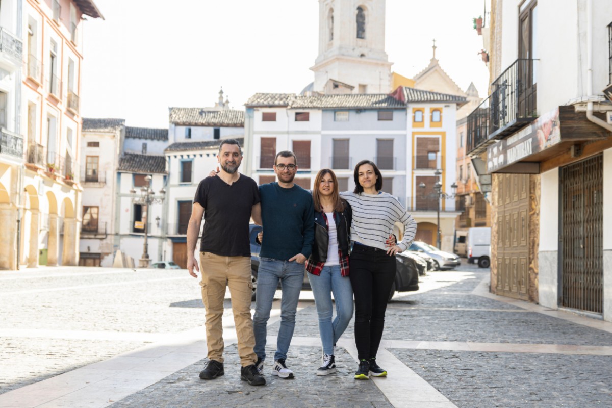 L'equip de la cooperativa a la Plaça del Mercat, ben a prop de la seva seu.