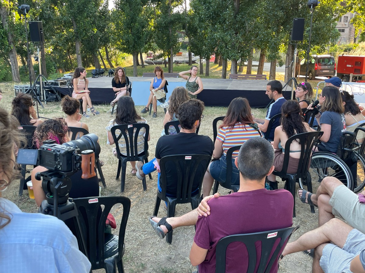 La taula rodona per debatre sobre com construir espais feministes en l'oci alternatiu es va fer al bosquet de l'Atlàntida de Vic