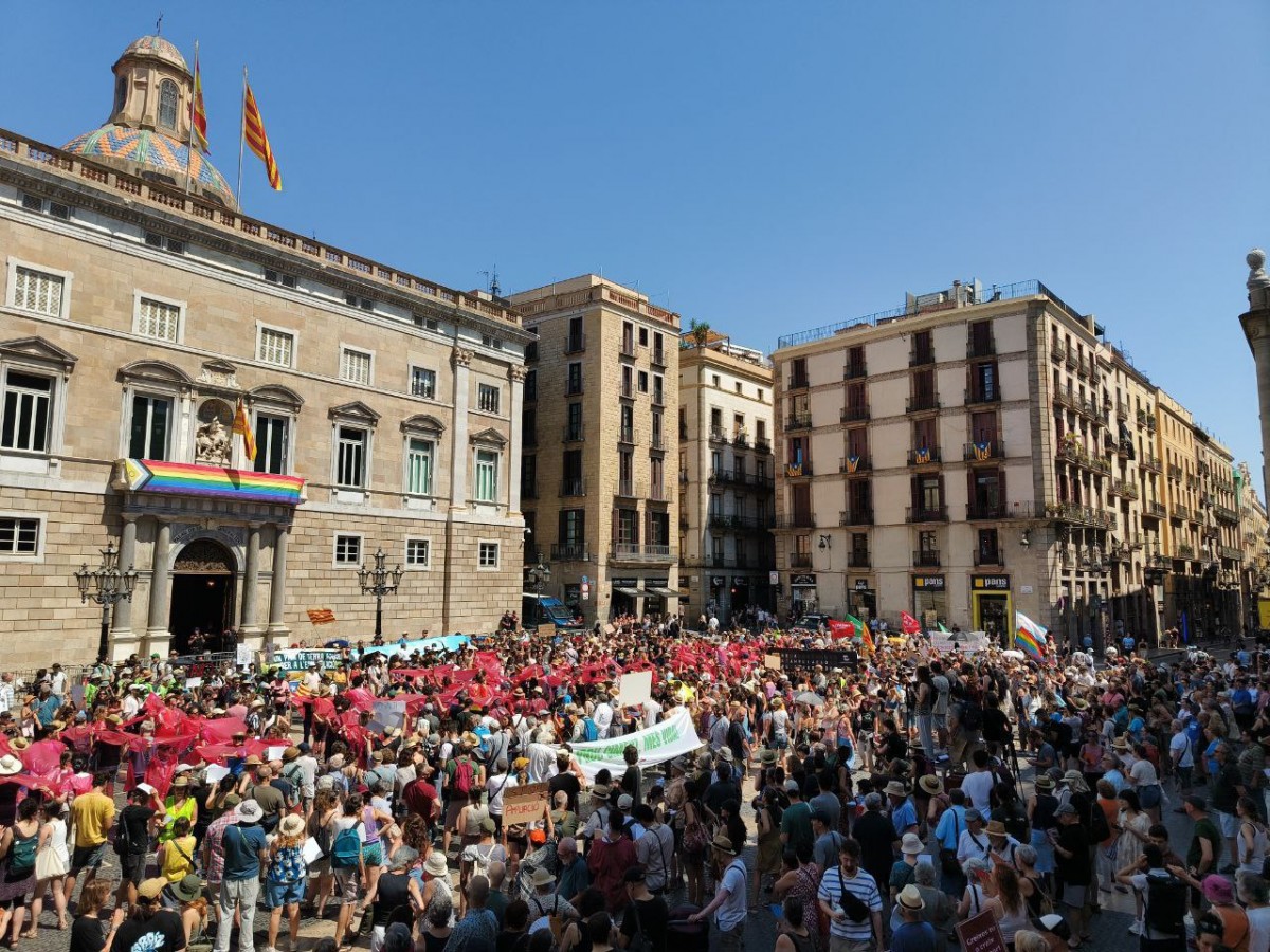 Manifestació de dissabte a la plaça Sant Jaume contra l'ampliació de l'aeroport d'El Prat.