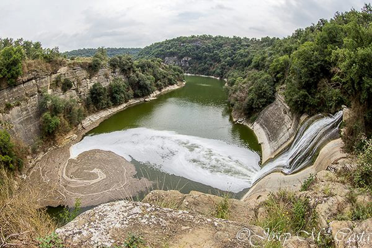 El Salt del Cabrit, carregat d'escuma, en desguassar a la cua del pantà de Sau, poc després de l'abocament de Patel