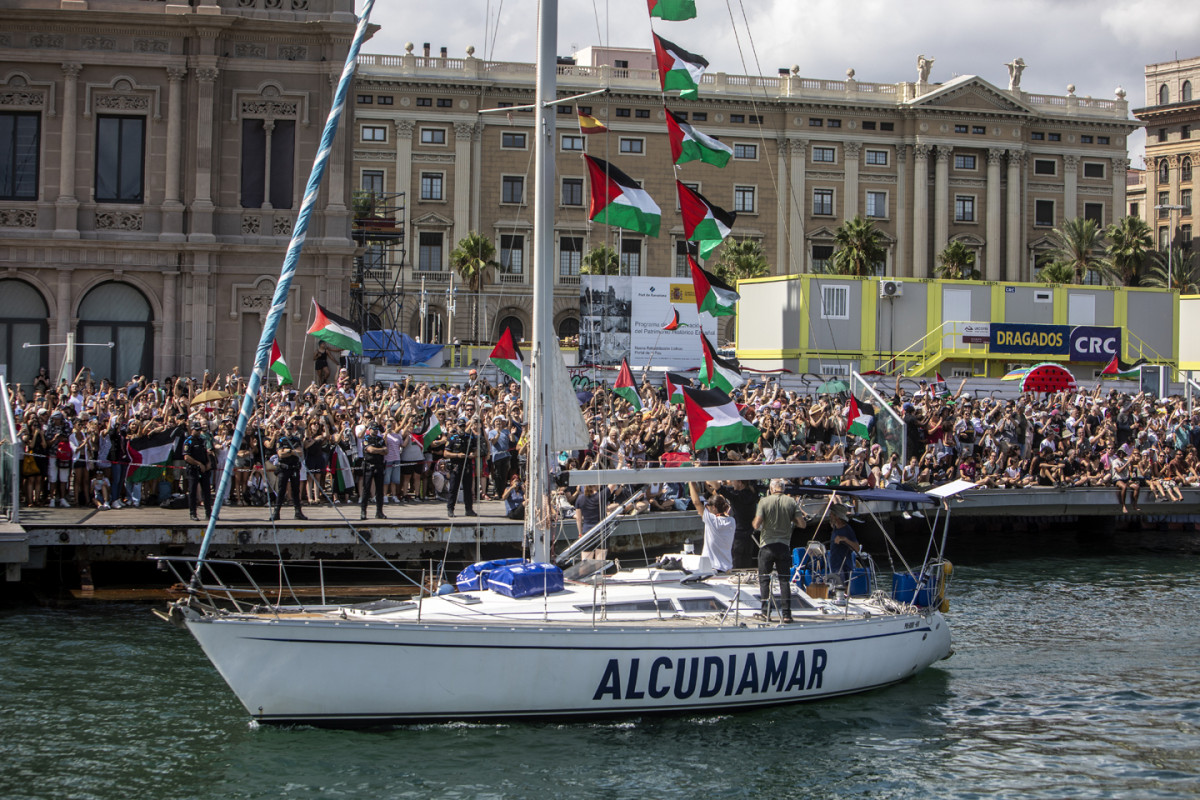 La Flotilla salpant diumenge del port de Barcelona amb rumb a Gaza, entre aplaudiments i banderes palestines.
