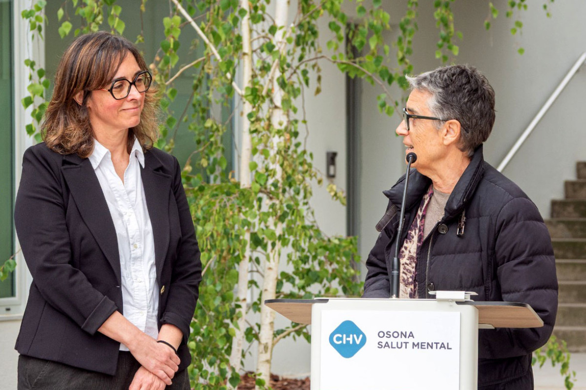 Sara Manjón, gerent del Consorci Hospitalari de Vic, a l'esquerra, amb Olga Pané, consellera de Salut de la Generalitat, en una visita d'aquesta a l'hospital de Vic, l'abril passat