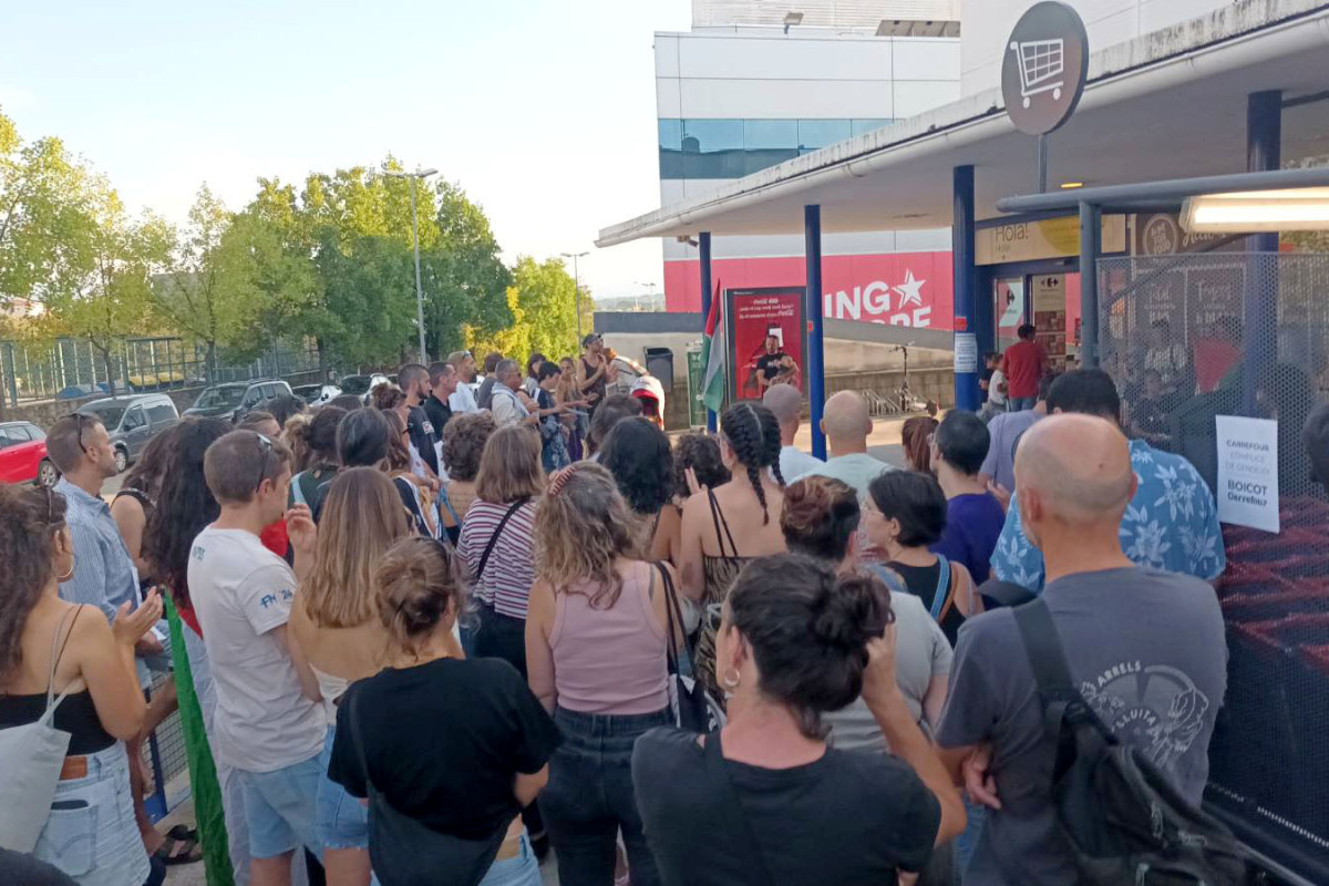 Concentració davant del Carrefour de Vic, aquest dissabte