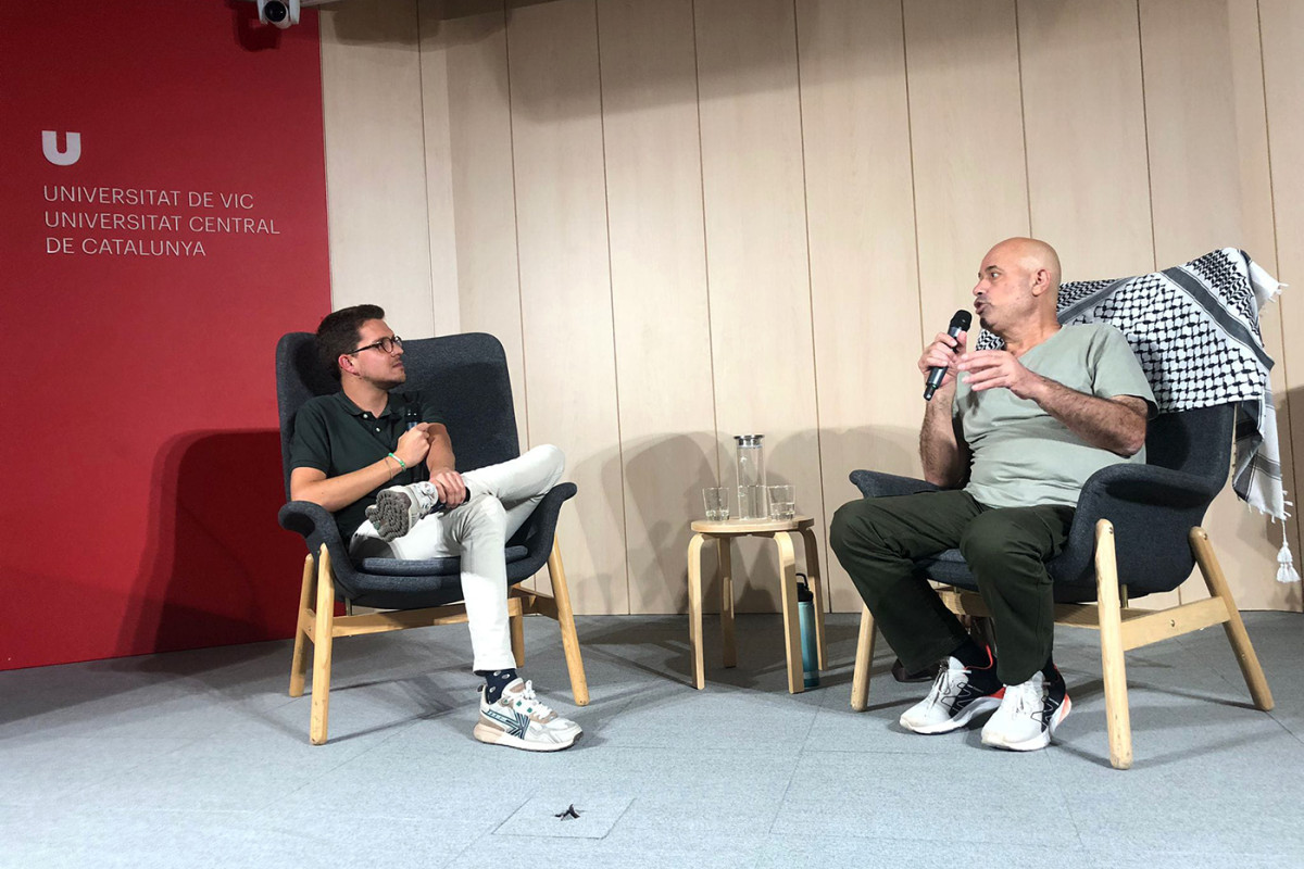 Kayed Hammad, a l'esquerra, amb el moderador, Sergi Ambudio, a l'acte de dilluns a la Universitat de Vic