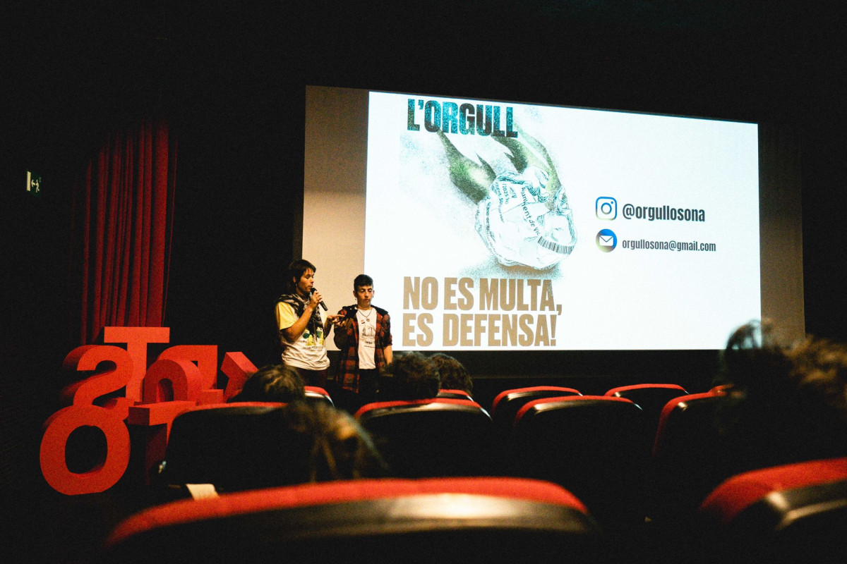 Membres del Comitè Orgull Osona van llegir el manifest en un dels actes del Festival Protesta, que s'està fent aquesta setmana a Vic