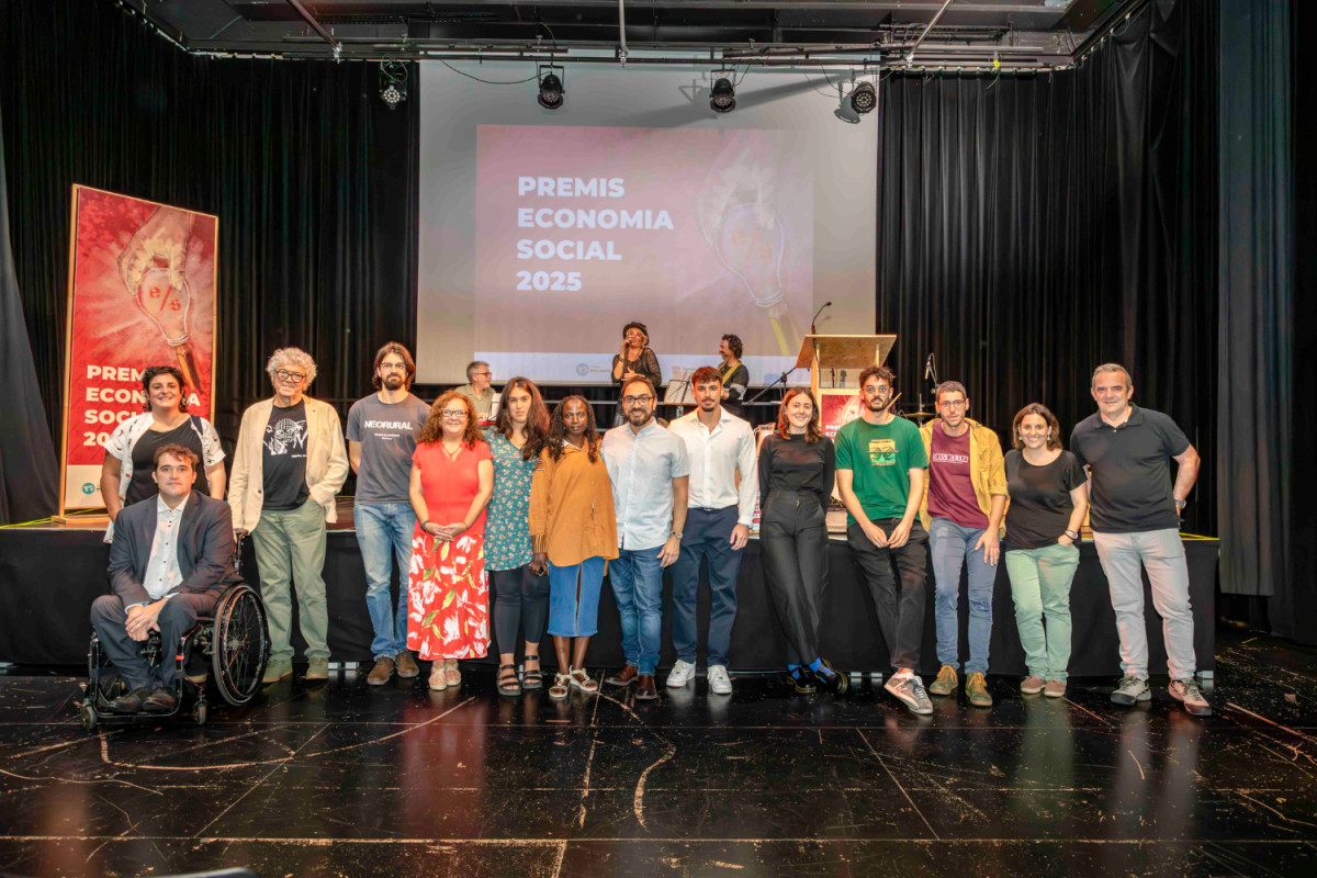 Foto de grup de grup amb les persones premiades, membres del jurat i organització.