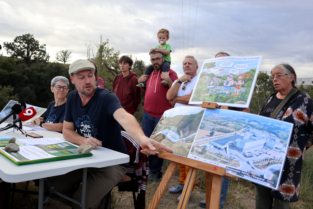 Xevi Crosas i Dolors Catalán, mostrant una imatge del macroescorxador de Patel, durant la presentació de la campanya