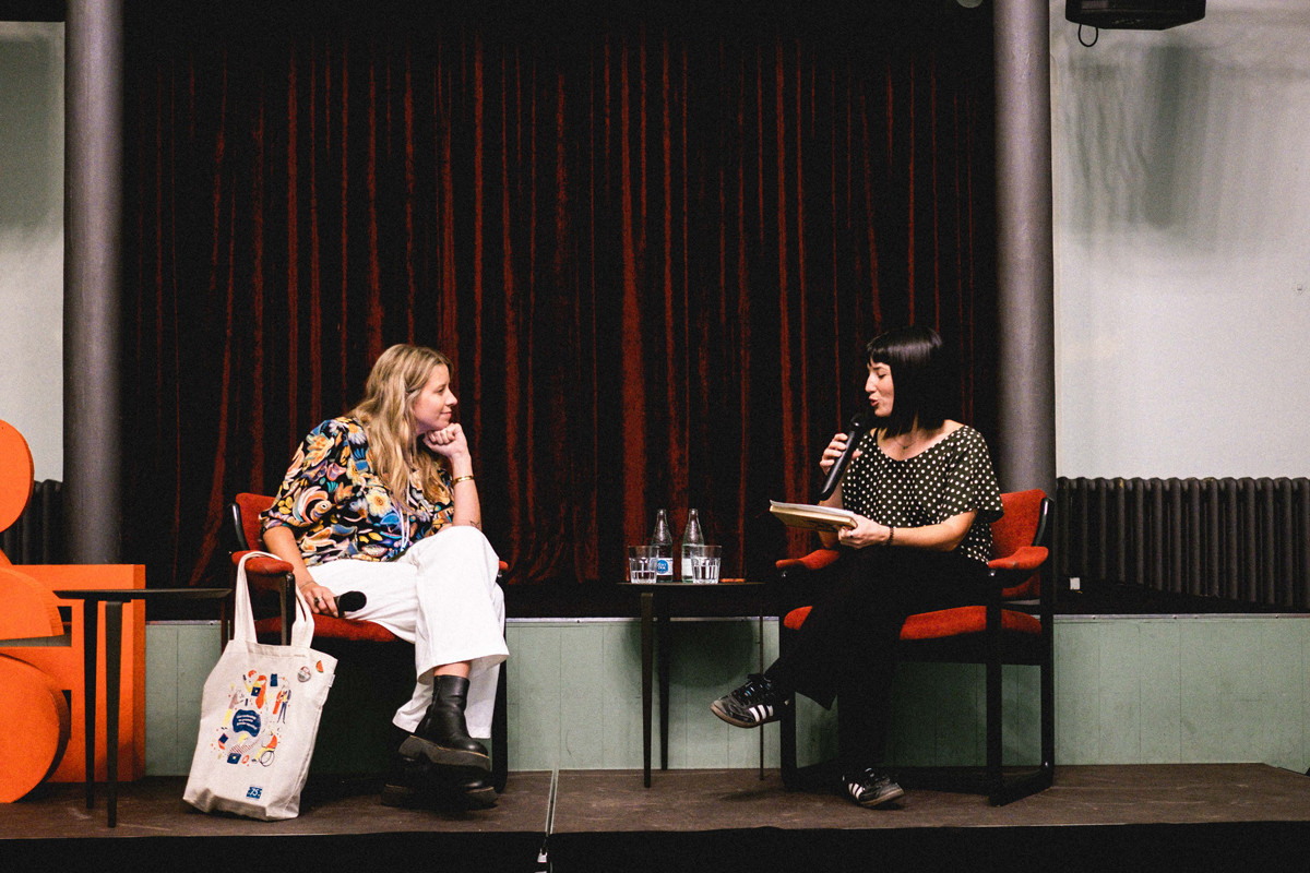 Silvia Semenzin i Sara Blázquez al Casino de Vic, en una conversa organitzada pel Festival Protesta