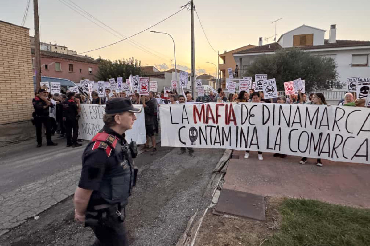 Els Mossos, impedint que els opositors al macroprojecte s'acostessin on la multinacional danesa feia l'acte