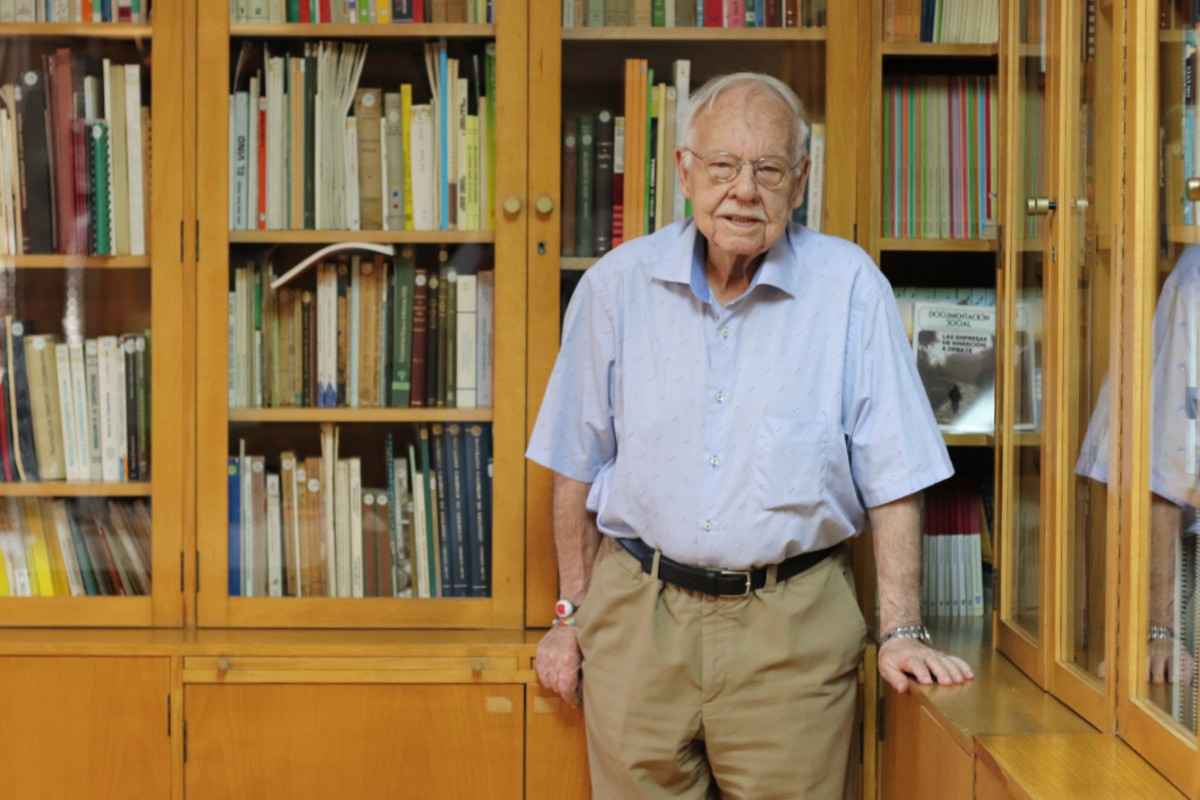 El sociòleg a la biblioteca de la Fundació Roca Galès.
