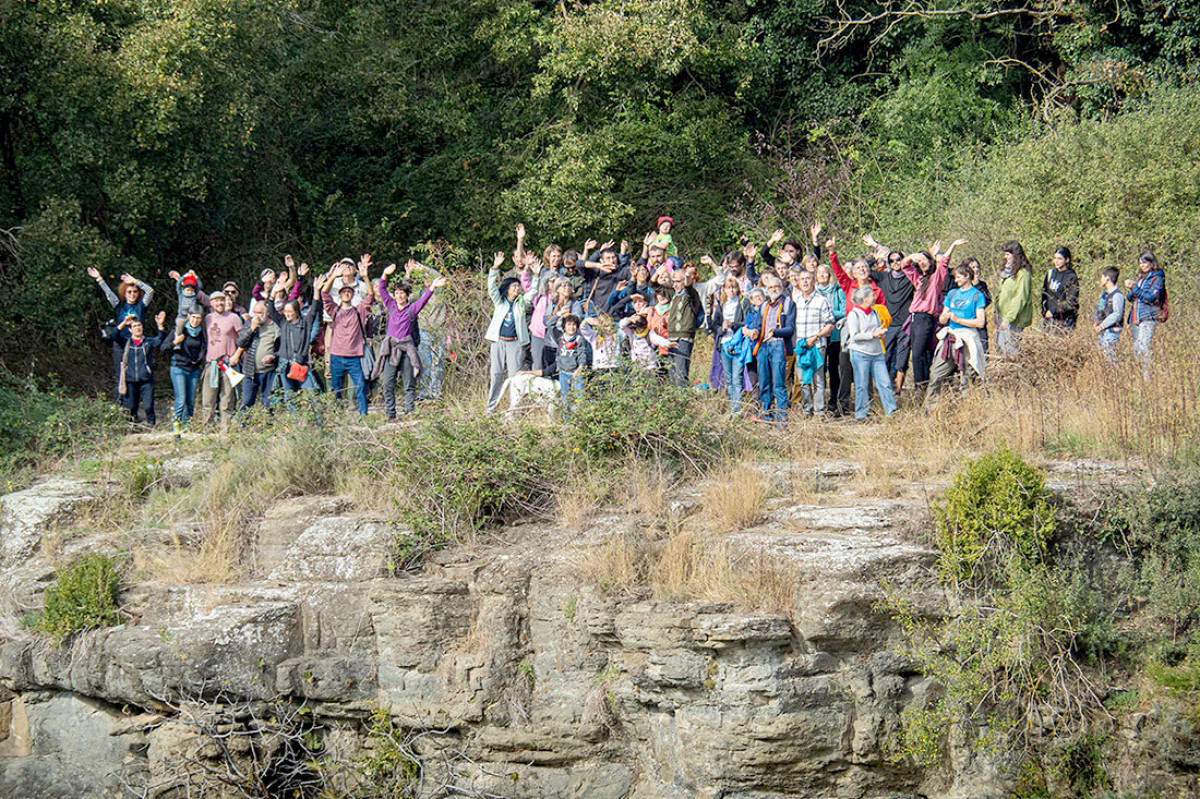 El centenar de persones que van participar a l'Aplec de Patel, dissabte al capdamunt del Salt del Cabrit, on desemboca l'aigua contaminada de l'escorxador al Ter