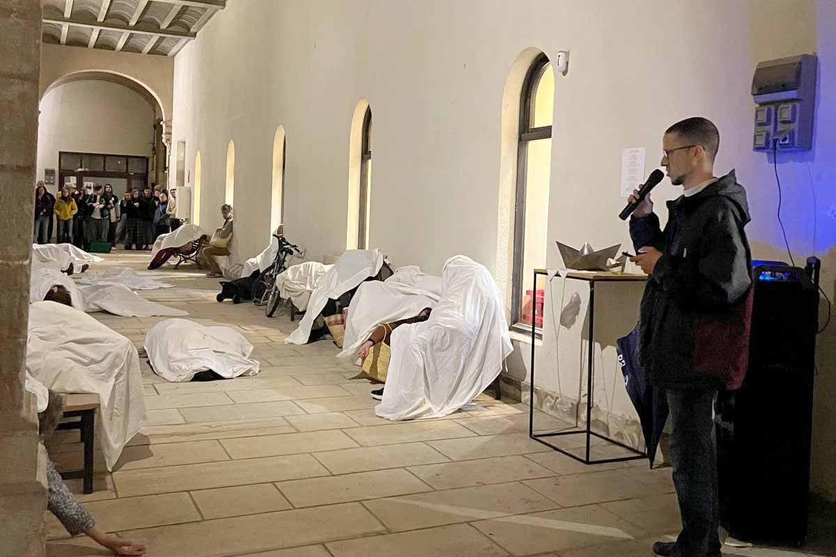 Amin El Meziani lleginit el comunicat del Grup de Solidaritat amb Palestina a la inauguració de l'exposició a l'Escola d'Art