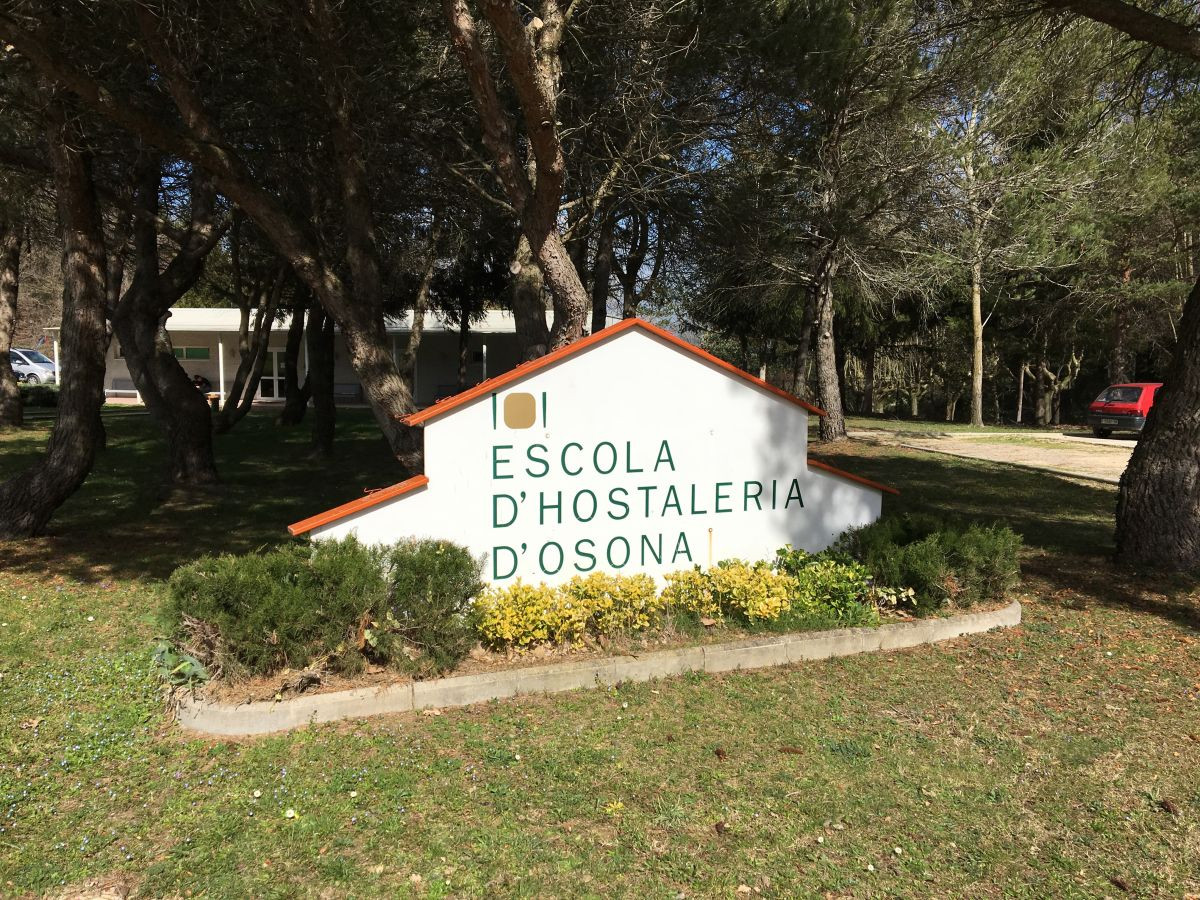 El jardí de l'escola, situada a Tona.