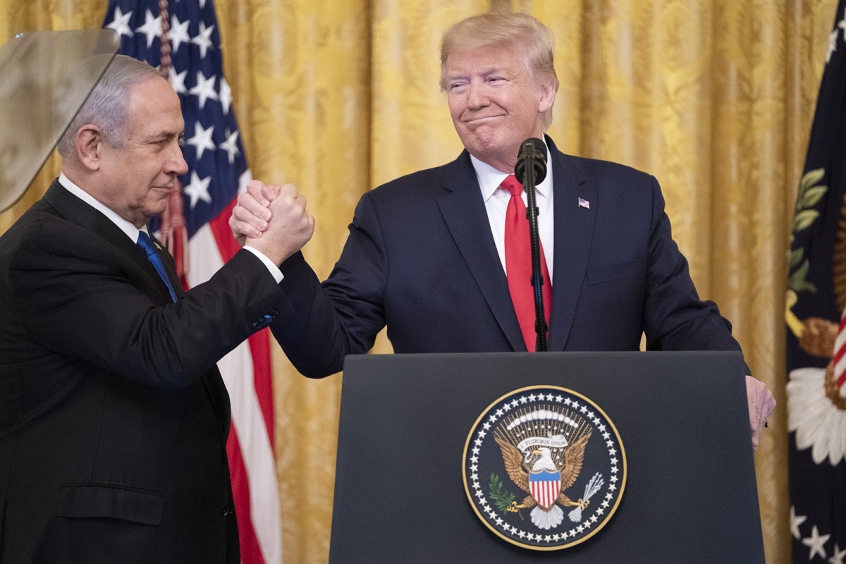 Donald Trump, amb el primer ministre israelià, Benjamin Netanyahu, en l'acte d'anunci del suposat «pla de pau»