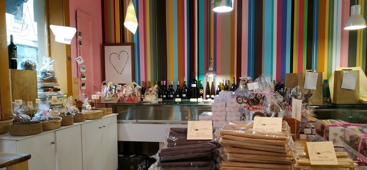 La botiga, al passeig de Domènech Sert de Taradell.