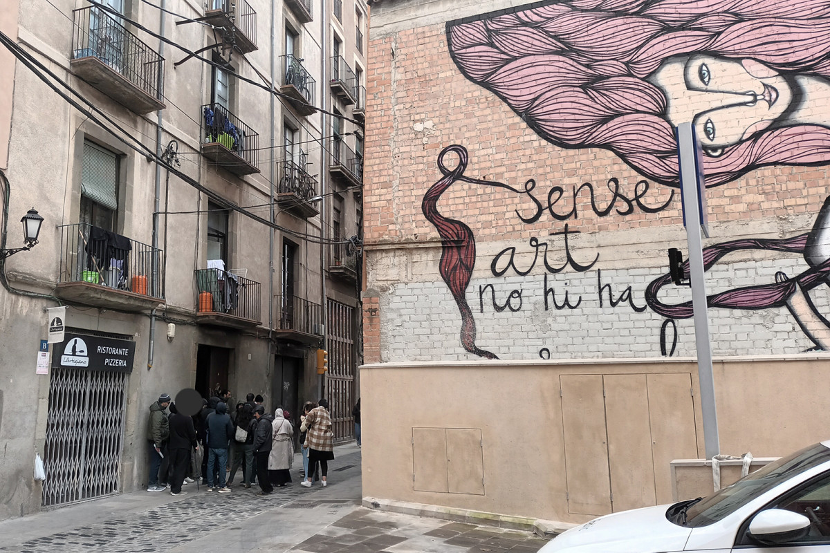 Activistes pel dret a l'habitatge concentrats davant de l'immoble del carrer de la Ramada on viu la família vulnerable