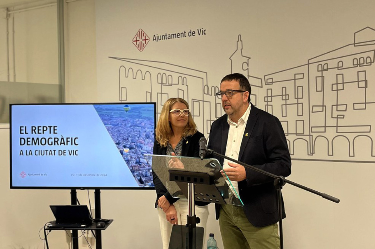 Albert Castells, alcalde de Vic, amb Núria Homs, regidora de Serveis Socials