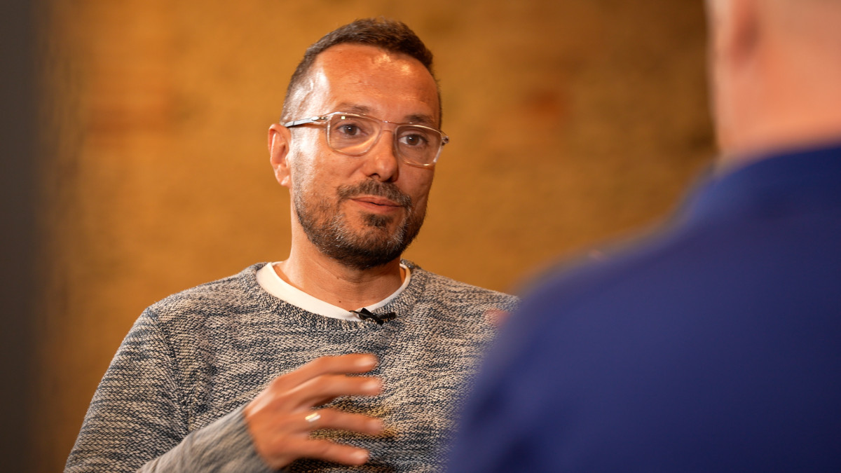 Toni Mellado conversant amb Pere Compte en un dels vídeopodcasts de la campanya del SIAD e Manlleu pel 25N