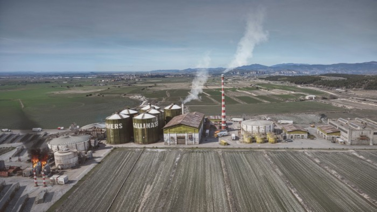 Projecció de com serà la planta de biogàs un cop instal·lada al bell mig dels camps de conreu de la Sentiu de Sió