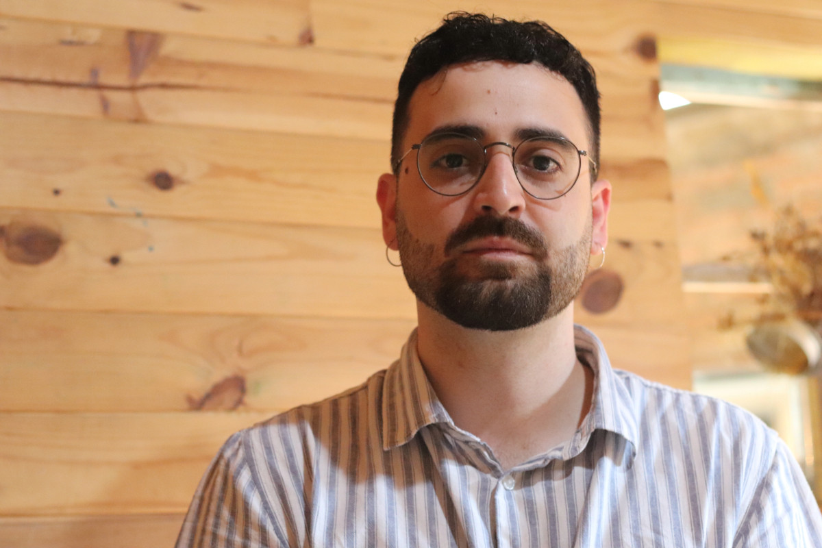 «L'edifici va estar molts anys ocupat pels de la Falange, que el van destrossar bastant. Van haver de reformar-lo abans de reobrir-lo»