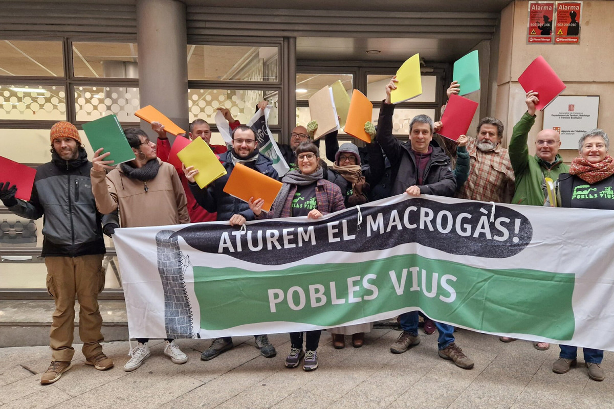Representants de la plataforma Pobles Vius mostrant algunes de les múltiples al·legacions que s'han presentat contra el macroprojecte