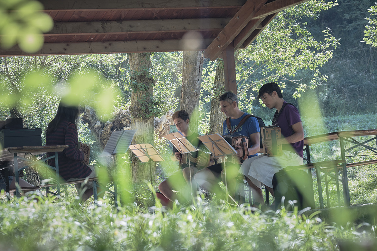 Les Colònies Folk tenen lloc el mes de juliol a la Casa de Colònies Ridolaina, a Bellver de Cerdanya.