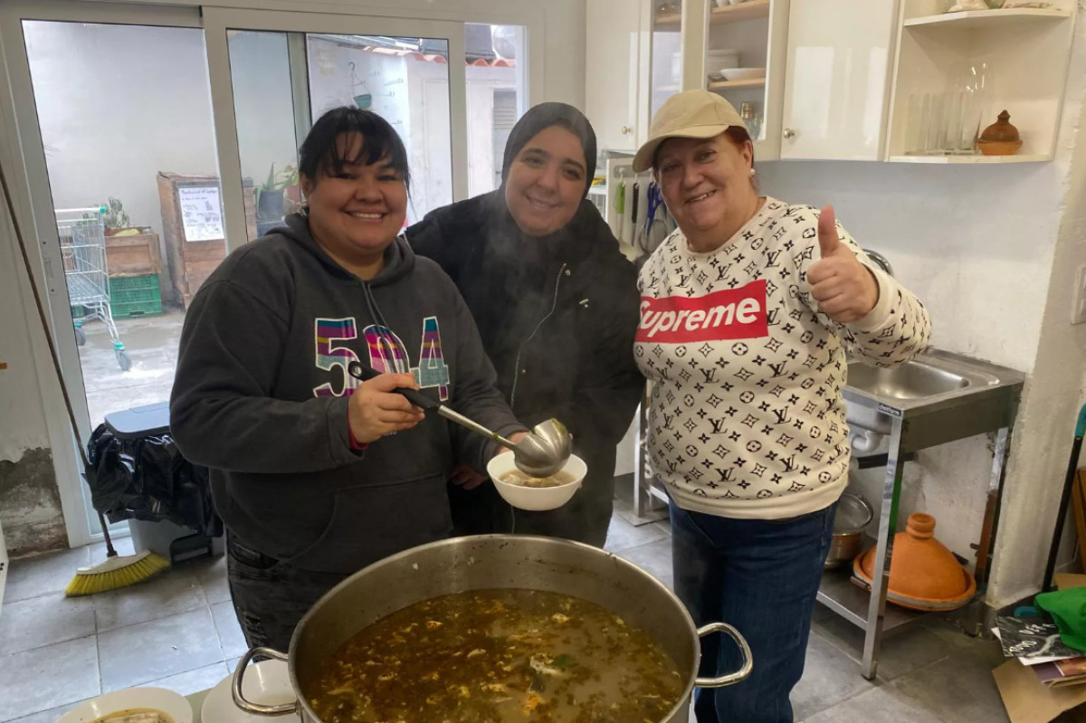 Preparació d'un àpat comunitari de Les Juntes a l'Espai Pomezia de l'Hospitalet, on fan les reunions