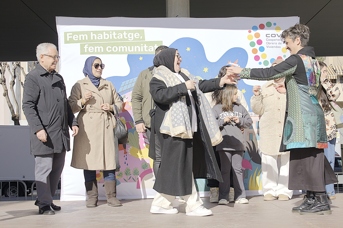 Expressions d'alegria al moment de rebre les claus dels nous habitatge