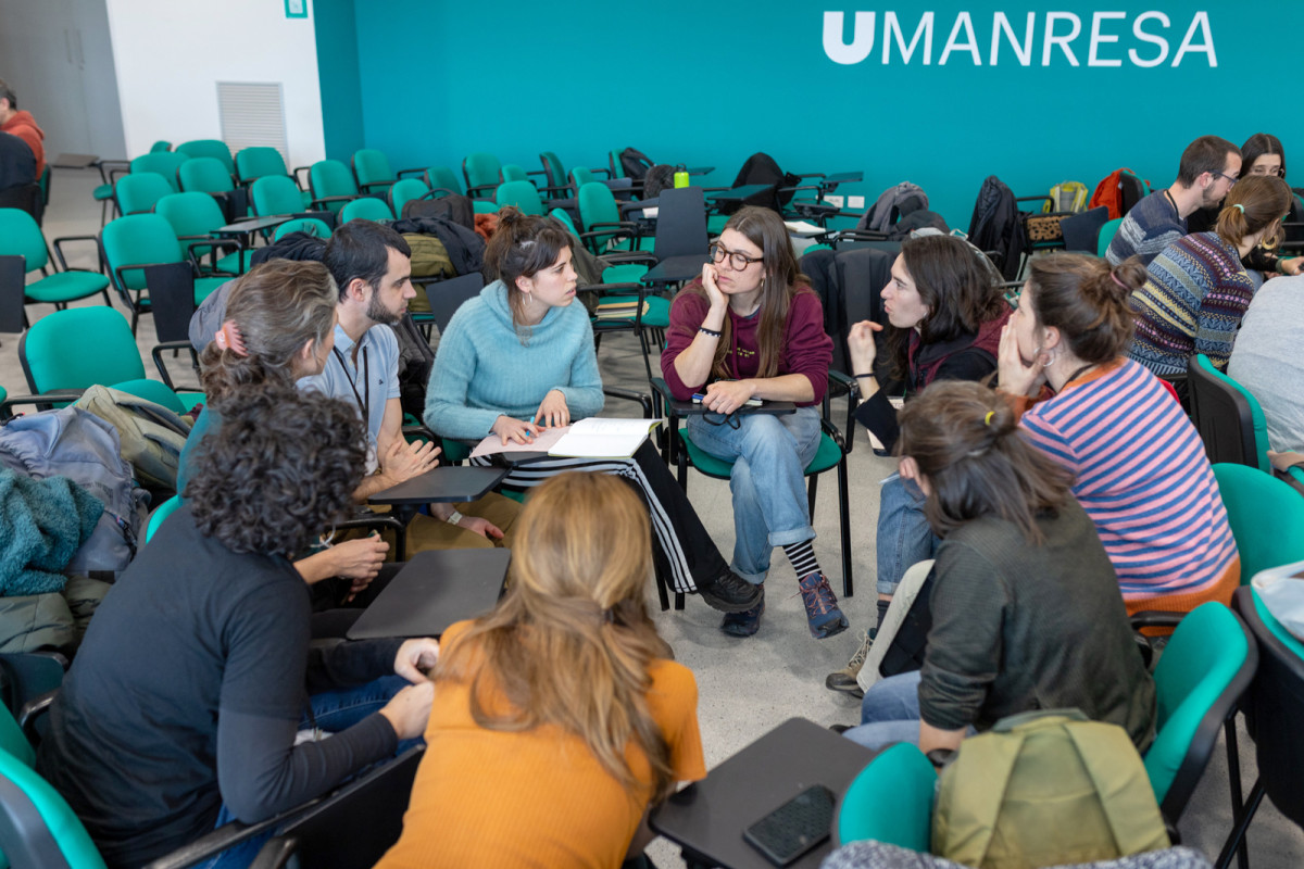 Un grup participant d'una de les dinàmiques de les formacions de l'Escola d'Hivern de la XAC