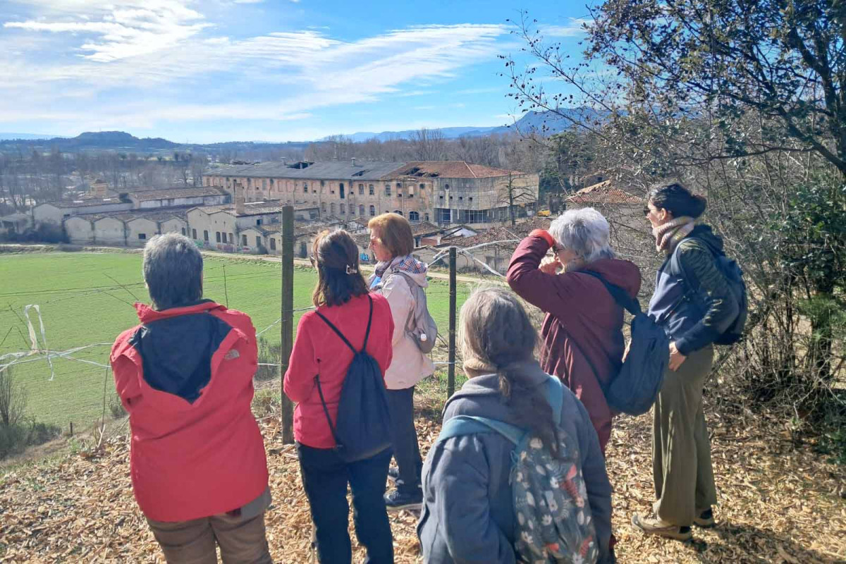 La passejada va visitar, entre altres punts del Voltreganès, l'entorn de l'antiga fàbrica tèxtil de Can Riva