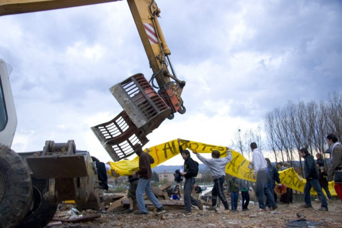 Activistes de la plataforma Salvem Les Adoberies aturant les excavadores que ja eren a punt d'aterrar-les