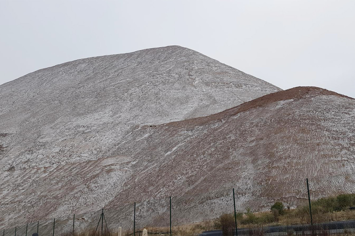 Muntanya de sal al municipi de Sallent. Quan plou l'aigua salada s'escola per la vessant i arriba al riu Llobregat