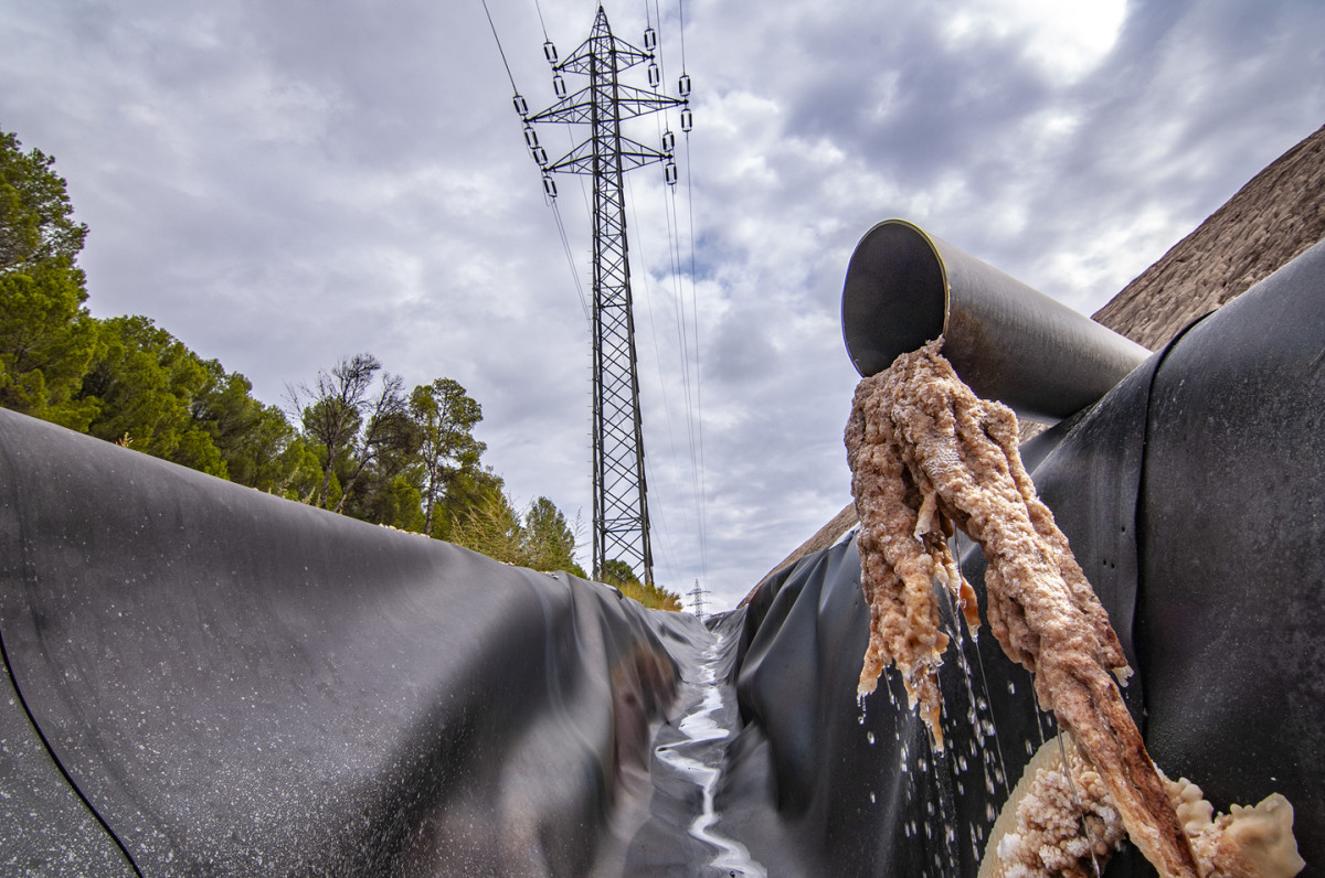Mitjançant canonades inserides a la muntanya de sal ICL intenta evacuar l'aigua que es troba a l'interior i canalitzar-la. Aquesta aigua a més de sal, deixa un rastre de substància negrosa