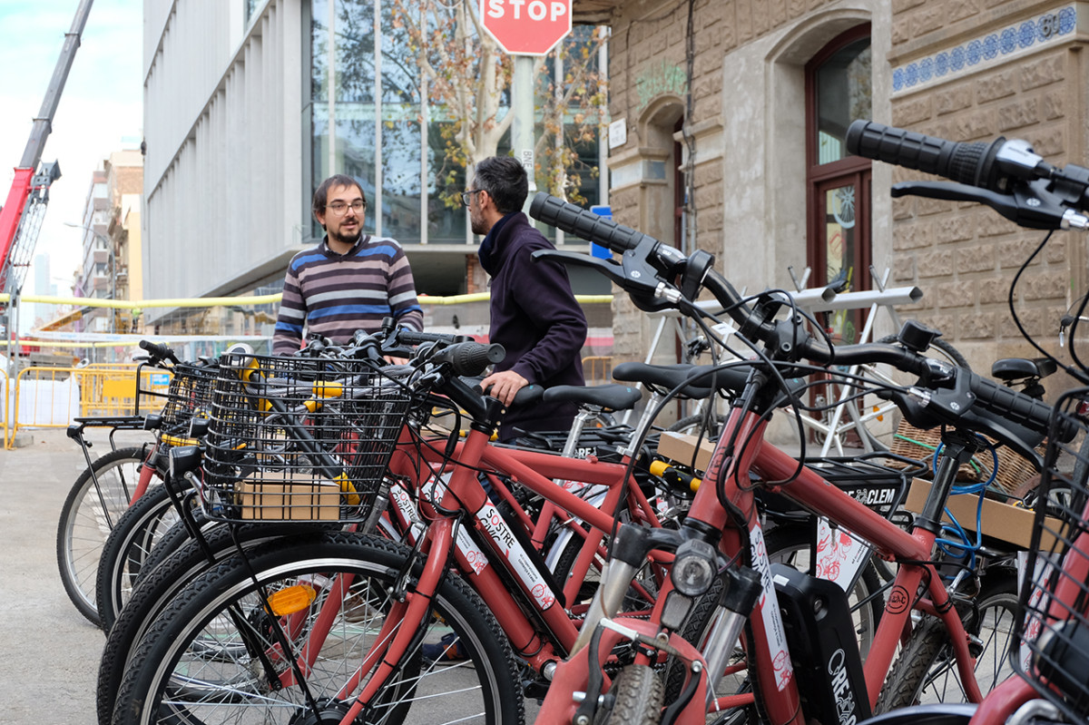 Socis de Sostre Cívic agafant algunes de les bicis del parc comunitari 