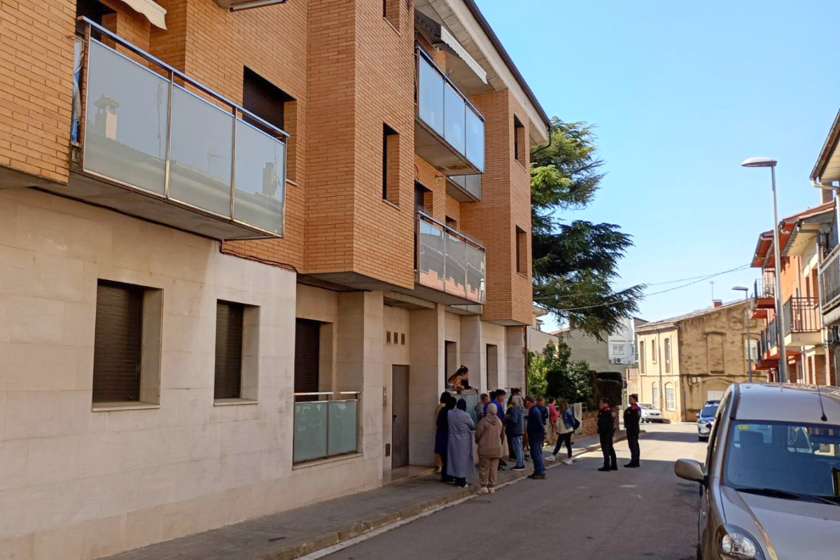 Activistes del Grup de suport Mutu de Manlleu concentrats davant de l'immoble afectat del carrer Àngel Guimerà